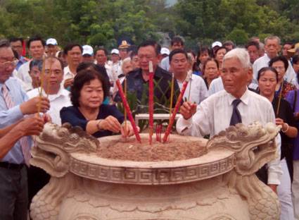 Ngày Giỗ Chung Tri Ân Các Liệt Sỹ Tại Côn Đảo - Ảnh 2 Ngày Giỗ Chung Tri Ân Các Liệt Sỹ Tại Côn Đảo - Ảnh 2